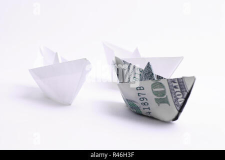 Papier Boot in die Technik des Origami. isoliert auf einem weißen Stockfoto