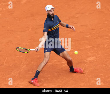 Französischen Tennisspieler Benoit Paire spielen Vorhand Schuß an den French Open 2018, Paris, Frankreich Stockfoto