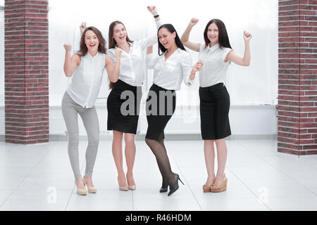 In voller Länge Porträt der triumphierenden Business Team. Stockfoto