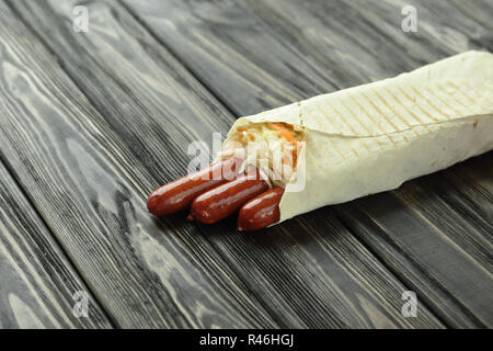 Jagd Wurst in pita Brot auf einem dunklen Hintergrund Stockfoto