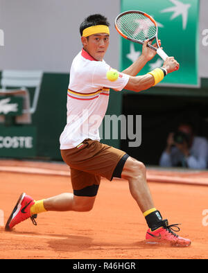 Japanische Tennisspielerin Kei Nishikori spielen eine Rückhand geschossen bei den French Open 2018, Paris, Frankreich Stockfoto