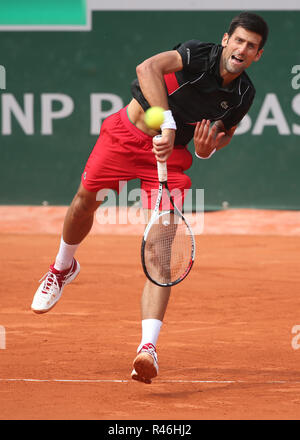 Serbischen Tennisspieler Novak Djokovic spielen Service Schuß an den French Open 2018, Paris, Frankreich Stockfoto
