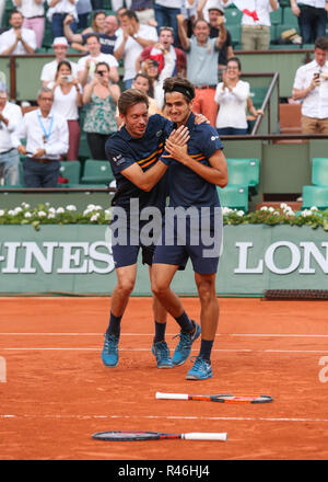 Französischen Tennisspieler Nicolas Mahut und Pierre-Hugues Herbert feiert Sieg bei den French Open 2018, Paris, Frankreich. Stockfoto