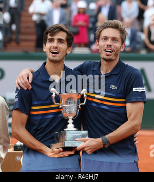 PIERRE - HUGUES HERBERT/NICOLAS MAHUT (FRA), Gewinner des Doubles final singen die Nationalhymne während der Präsentation, French Open, Paris, Frankreich Stockfoto