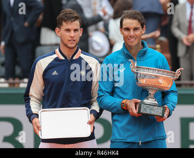 Spanischer Tennisspieler Rafael Nadal und Austrian tennis player Dominic Thiem posiert mit Meisterschaft, Pokal und Läufer bis Platte während Franzosen öffnen 201 Stockfoto