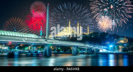 Wunderschönes Feuerwerk über dem Bosporus Bridge bei Nacht Istanbul Stockfoto