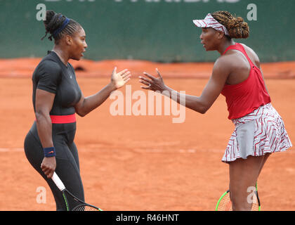 Amerikanische Tennisspieler Serena Williams und Venus Williams während Frauen Doppel bei den French Open 2018, Paris, Frankreich Stockfoto