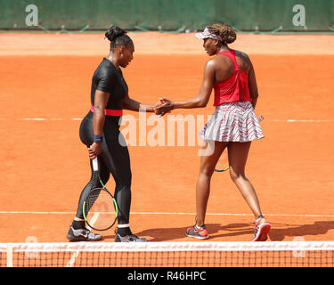 Amerikanische Tennisspieler Serena Williams und Venus Williams während Frauen Doppel bei den French Open 2018, Paris, Frankreich Stockfoto