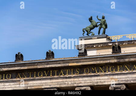 Pferd mit Mann Bronze Skulptur auf dem Dach des alten Museums - Altes Museum in Berlin, Deutschland, Beschriftung der Portikus liest Friedrich Wilhelm III. hat de Stockfoto