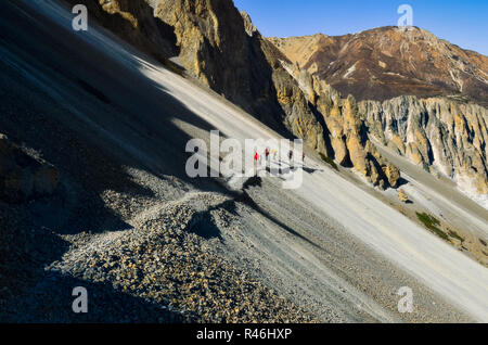 Gruppe von Berg Trekker gehen auf eine steile, felsige Hügel im Himalaya, Annapurna region, Nepal, Asien Stockfoto