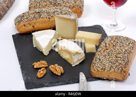Französischer Käse auf Schiefer mit Brot und Muttern Stockfoto