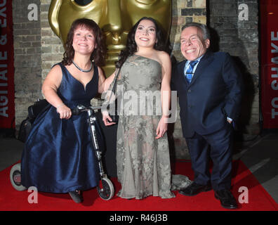 Warwick Davis mit Frau Samantha, und Tochter Annabelle Ankommen in der Britischen Akademie Kinder Auszeichnungen im Roundhouse, London. Stockfoto