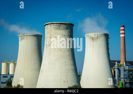 Moderne Kraftwerks Kühltürme vor blauem Himmel. Stockfoto