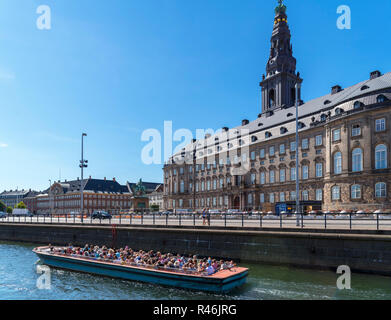 Flusskreuzfahrt auf der Slotholmens Kanal mit Christiansborg Slot (Schloss Christiansborg), Kopenhagen, Dänemark Stockfoto