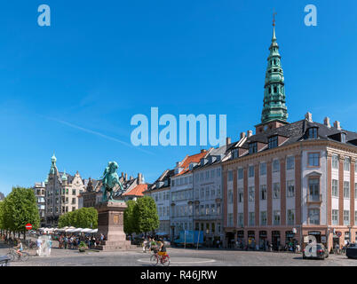 Statue von Erzbischof Absalon und der Turm der ehemaligen Kirche St. Nikolaus, højbro Square, Kopenhagen, Seeland, Dänemark Stockfoto