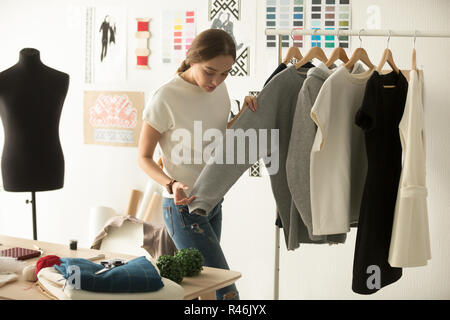 Weibliche Kleidung Designer arbeiten mit neuen Frau tragen in der Werkstatt Stockfoto