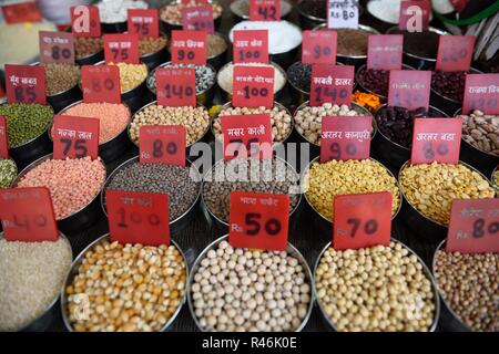 Reihen von frischen traditionellen indischen Dals (Hülsenfrüchte, Linsen, Bohnen) im khari Baoli Spice Market von Old Delhi, Indien Stockfoto