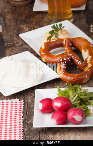 Bayerische Spezialitäten auf kleinen Tellern Stockfoto