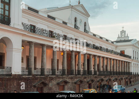 Palacio de Carondelet bei Sonnenuntergang in Quito, Ecuador Stockfoto