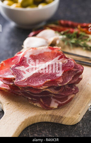 Getrocknetes Schweinefleisch Schnitte auf Schneidebrett. Stockfoto