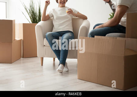 Glückliches Paar Saft trinken in neue Wohnung beim Auspacken box Stockfoto