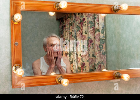 92-jähriger Mann in einem Spiegel zu betrachten Stockfoto