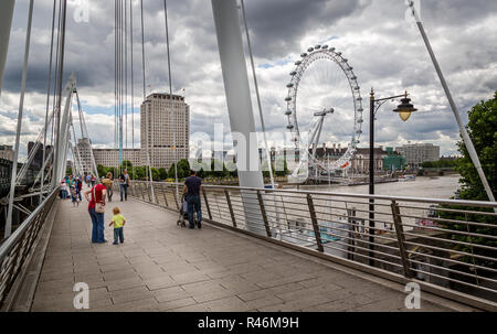 Blick auf das London Eye von Golden Jubilee Bridge in London, Großbritannien, am 12. August 2013 Stockfoto