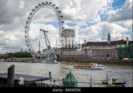 Blick auf das London Eye und das London Aquarium vom Embankment, London, UK am 12. August 2013 Stockfoto