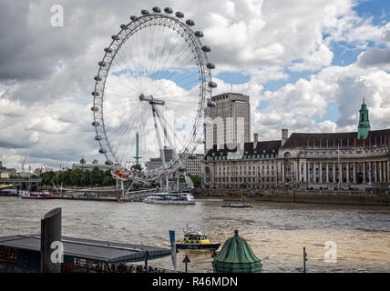 Blick auf das London Eye und das London Aquarium vom Embankment, London, UK am 12. August 2013 Stockfoto