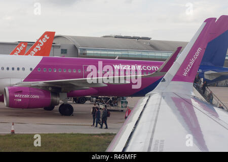 Luton/England - Oktober 11, 2018: die Passagiere verlassen Wizzair Flugzeug nach Flug nach Luton Airport. Blick aus einem anderen Wizzair Flugzeug. Stockfoto