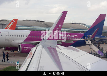 Luton/England - Oktober 11, 2018: die Passagiere verlassen Wizzair Flugzeug nach Flug nach Luton Airport. Blick aus einem anderen Wizzair Flugzeug. Stockfoto