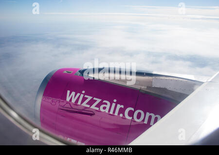 Luton/England - Oktober 11, 2018: Blick von Wizz Air Flugzeug während des Fluges an einem sonnigen Tag. Stockfoto