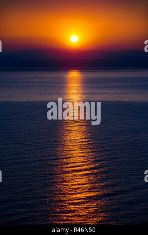 Die aufgehende Sonne über dem Meer Stockfoto