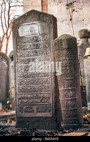 ISTANBUL, Türkei - Jan 12, 2008: alte Grabsteine auf einem Friedhof aus der Osmanischen Periode in Eyup Stockfoto