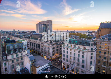 Regents Street/Langham Place, London, England. 20. Oktober 2018. Einen schönen Abend geschossen von oben auf den Straßen Londons mit goldenen whispy Cloud Sky Stockfoto