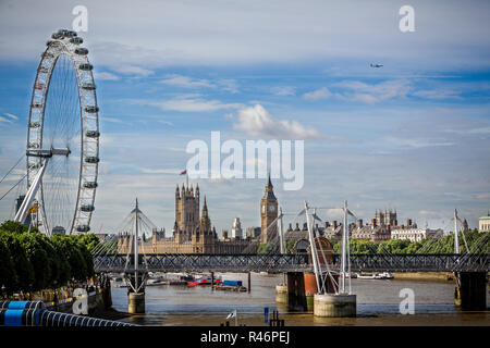 Häuser des Parlaments, Hungerford & Goldenes Jubiläum Brücken und das London Eye von Waterloo Bridge, London, Großbritannien, am 13. August 2013 Stockfoto