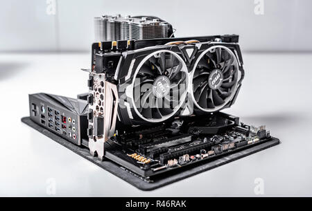 Neuer Prozessor Ryzen 7 2700X und Computer Motherboard Asus rog Fadenkreuz vii Held, Dd4 und NVIDIA GTX 1080. Stockfoto