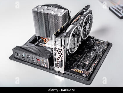 Neuer Prozessor Ryzen 7 2700X und Computer Motherboard Asus rog Fadenkreuz vii Held, Dd4 und NVIDIA GTX 1080. Stockfoto