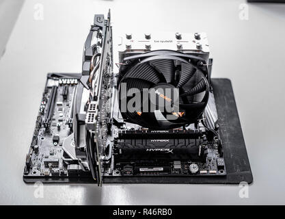 Neuer Prozessor Ryzen 7 2700X und Computer Motherboard Asus rog Fadenkreuz vii Held, Dd4 und NVIDIA GTX 1080. Stockfoto