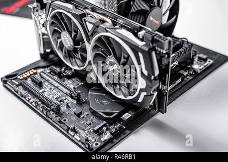 Neuer Prozessor Ryzen 7 2700X und Computer Motherboard Asus rog Fadenkreuz vii Held, Dd4 und NVIDIA GTX 1080. Stockfoto