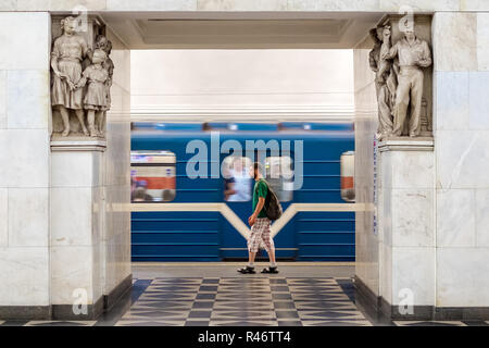 Sankt Petersburg, Russland, Juli 2018: Sankt Petersburg Metro ist voller Schätze, Dekoration, Details, Skulpturen Es gibt herrliche Stockfoto