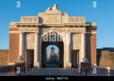 Namen von vermissten Soldaten eingeschrieben auf die Wände der Menentor und Poppy Kränze Kennzeichnung 100. Jahrestag des Waffenstillstandes, Ypern Stockfoto