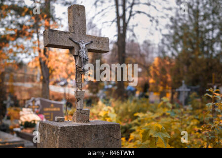 Bialowieza, Polen vom 20. Oktober 2018: Jesus auf den beschädigten Kreuz auf dem Grab in Białowieża in Polen Stockfoto