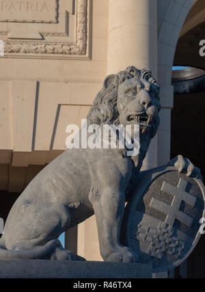 Replik des Menentor lion vor Menin Gate Memorial auf die Fehlenden, Ypern, Belgien Stockfoto