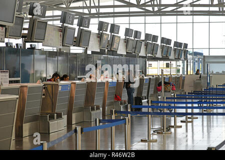 Larnaca, Zypern - November 6. 2018. Leere Check-in-Schalter im Flughafengebäude Stockfoto