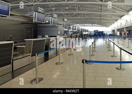 Larnaca, Zypern - November 6. 2018. Leere Check-in-Schalter im Flughafengebäude Stockfoto