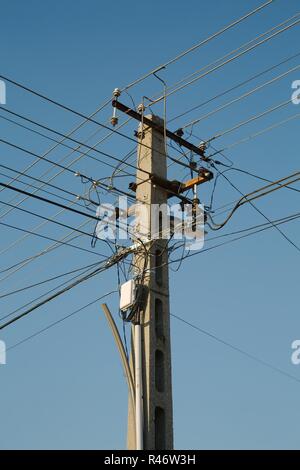 Elektrische Leitungen Spalte Stockfoto