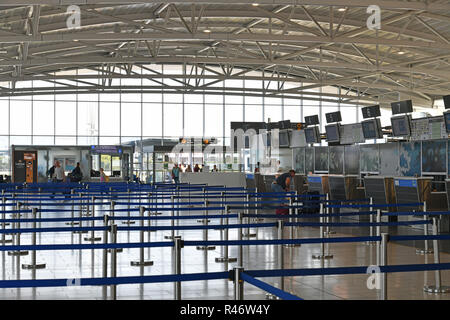 Larnaca, Zypern - November 6. 2018. Leere Check-in-Schalter im Flughafengebäude Stockfoto