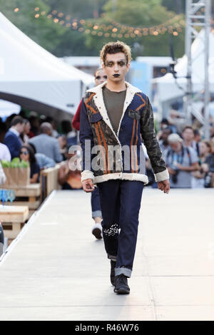 Montreal, Kanada. Ein Modell Spaziergänge auf der Landebahn von der Fusion Jeunesse fashion show während der Mode und Design Festival gehalten Stockfoto