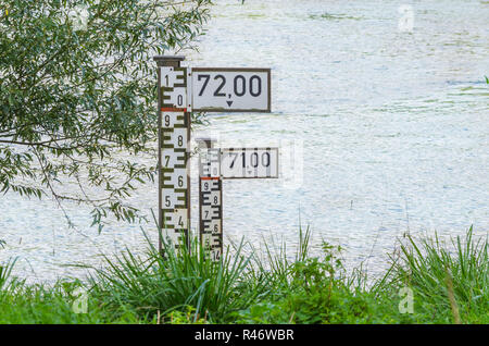 Wasserstandsanzeige im Ruhrgebiet Stockfoto